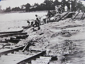 明治48年8月の豪雨による東海道本線崩落（井通村）